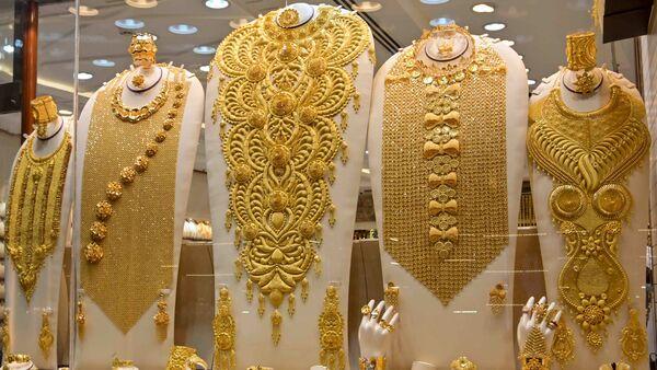 Gold Price Hits New Historic High, Silver Also Rises