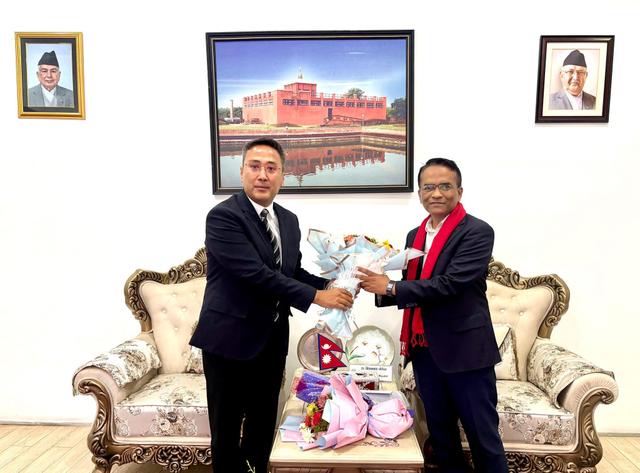 नेपाल धितोपत्र बोर्डका अध्यक्ष र नेपाल राष्ट्र बैंकका गभर्नरबीच शिष्टाचार भेट