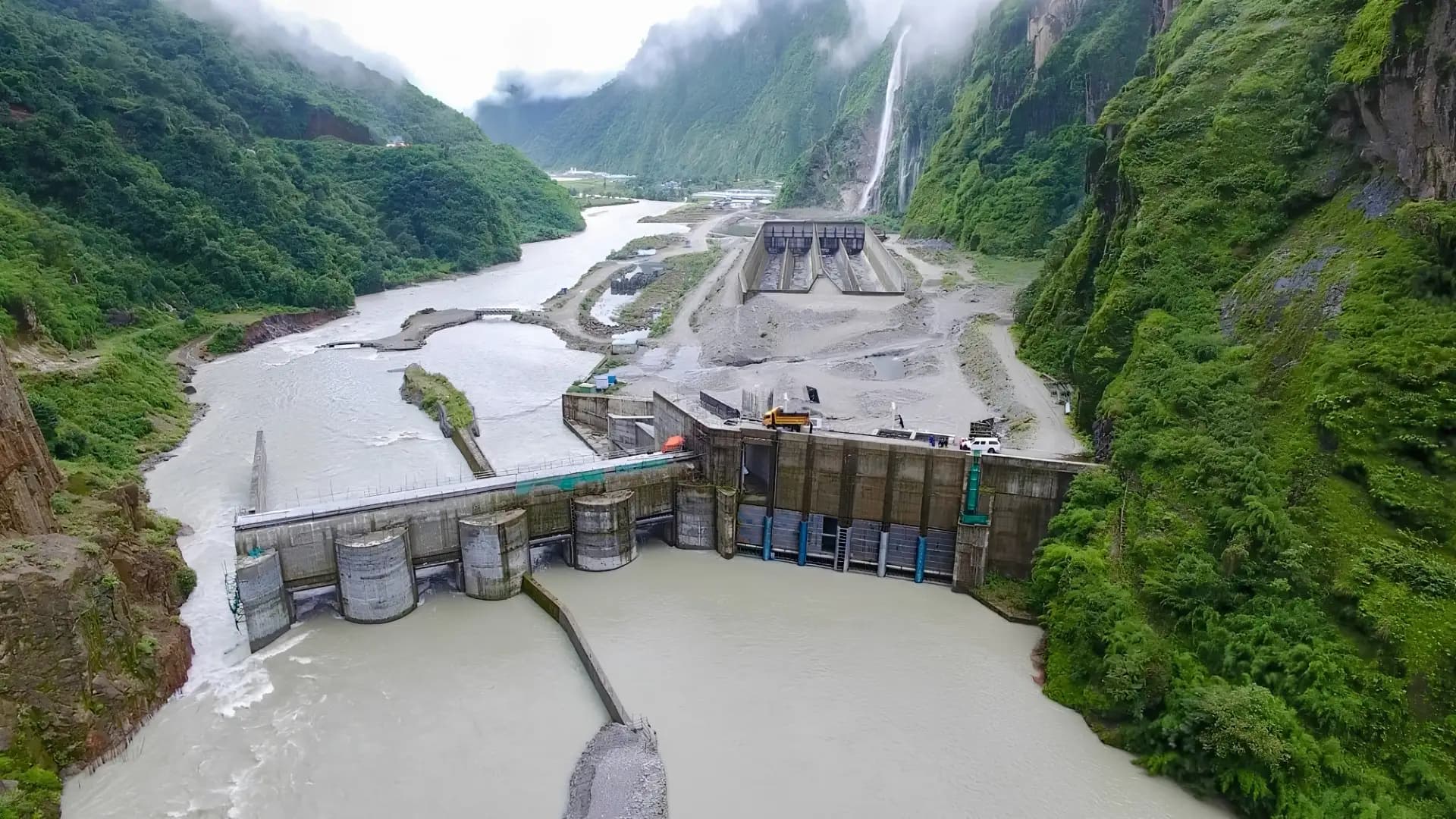 शेयर बजारमा जलविद्युत कम्पनी : अनुत्तरित प्रश्नहरूको भारले थिचिएको लगानीकर्ता