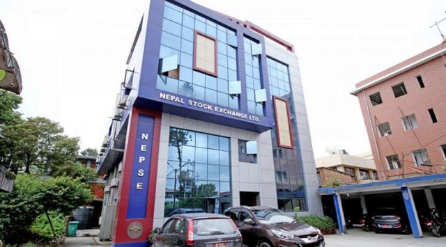 ‘प्रोफिट बुकिङ’ को चपेटामा नेप्सेमा तीव्र गिरावट, मौद्रिक नीति समीक्षातर्फ बजारको ध्यान