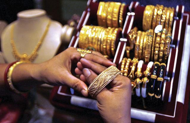 Gold Price Rises by Rs 700 After Three Days of Decline, Silver Becomes Cheaper Again